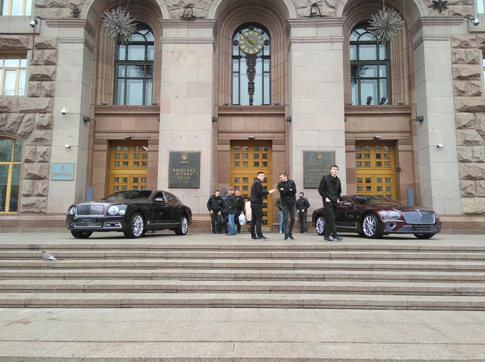 Перед Киевсоветом выставили два новейших Bentley