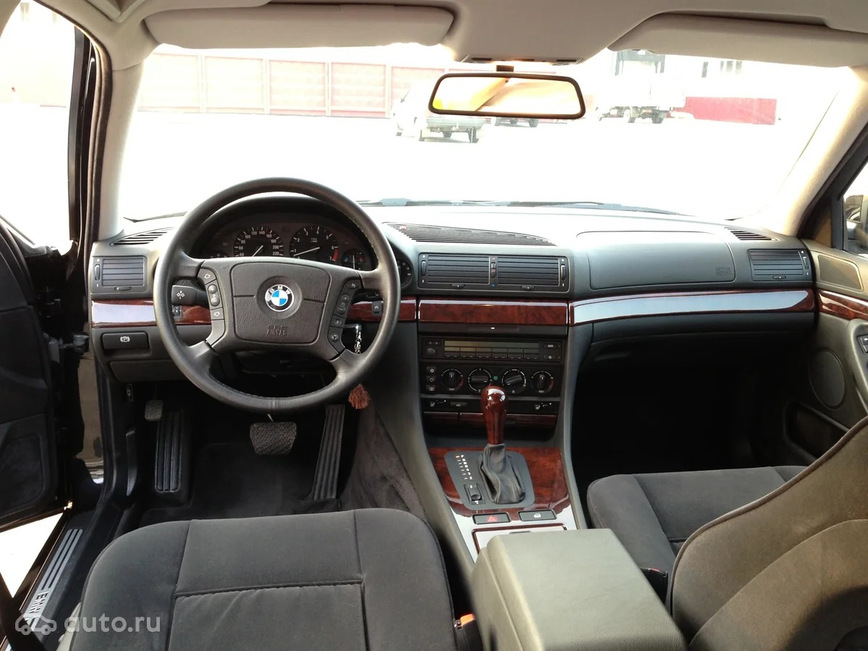 Старую 20-летнюю BMW 7 E38 продают по цене новой семерки БМВ
