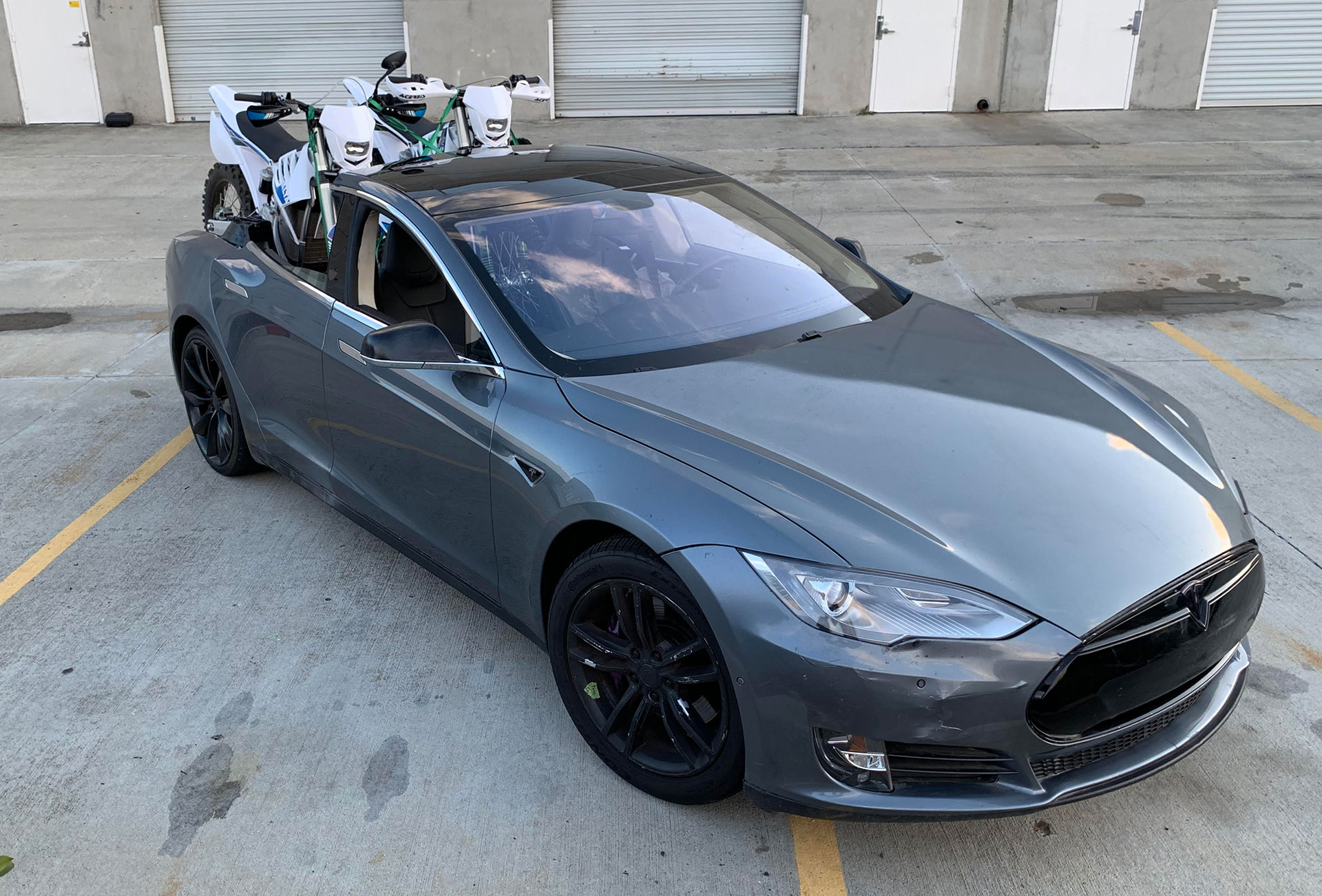 Первый электрический пикап Tesla рассекречен на фото