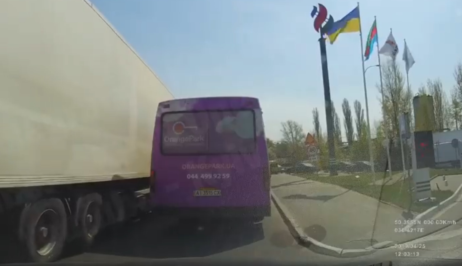 Водитель фуры своеобразно отомстил маршрутчику за сбитое зеркало (видео)