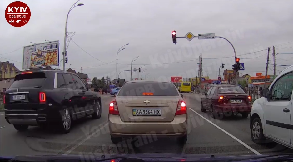 Самый дорогой внедорожник в мире едет по Киеву на красный свет по встречной (видео)