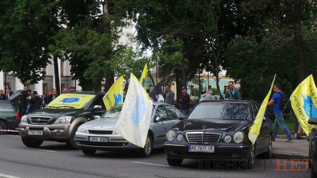 Владельцы авто на еврономерах заблокировали центр Киева и зажгли фаеры