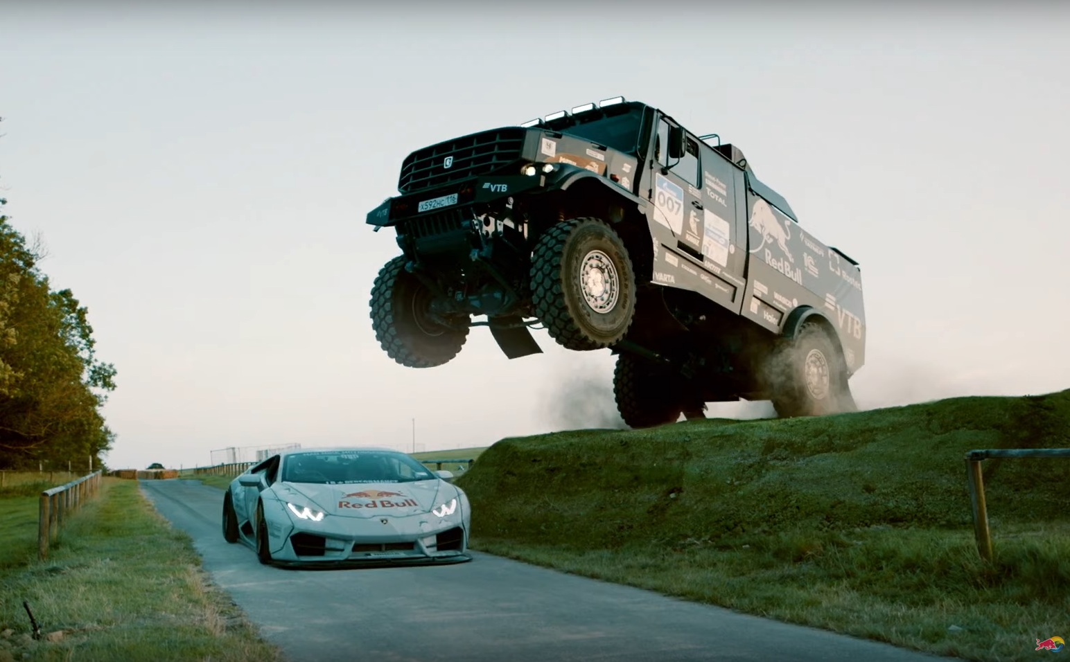 Новый Камаз сразился в гонке с тюнингованным суперкаром Lamborghini