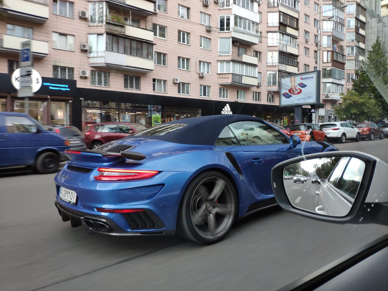 В Украине заметили уникальный тюнингованный Porsche 911