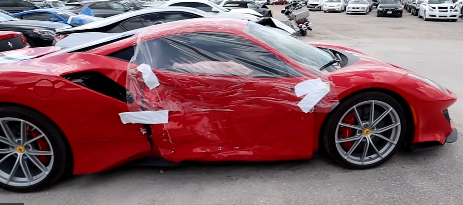 Новейший суперкар Ferrari разбили сразу после покупки