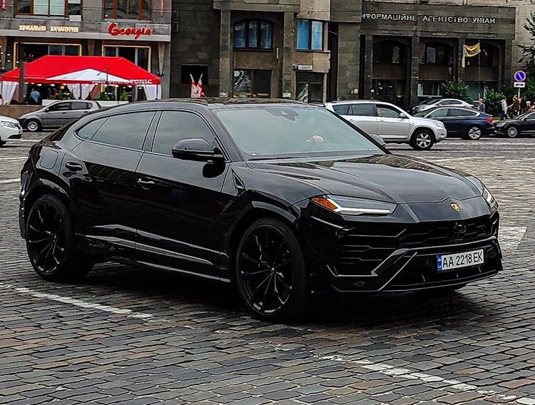 В Украине заметили новейший кроссовер Lamborghini