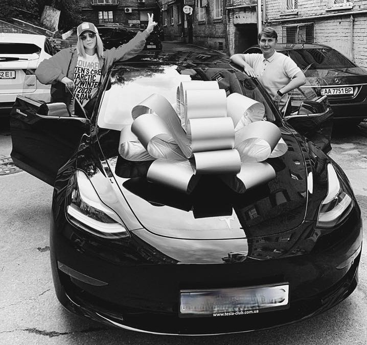 Ирина Билык пересела на новенький электромобиль Tesla