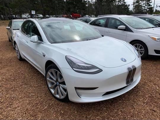 Новый электромобиль Tesla превратили в BMW