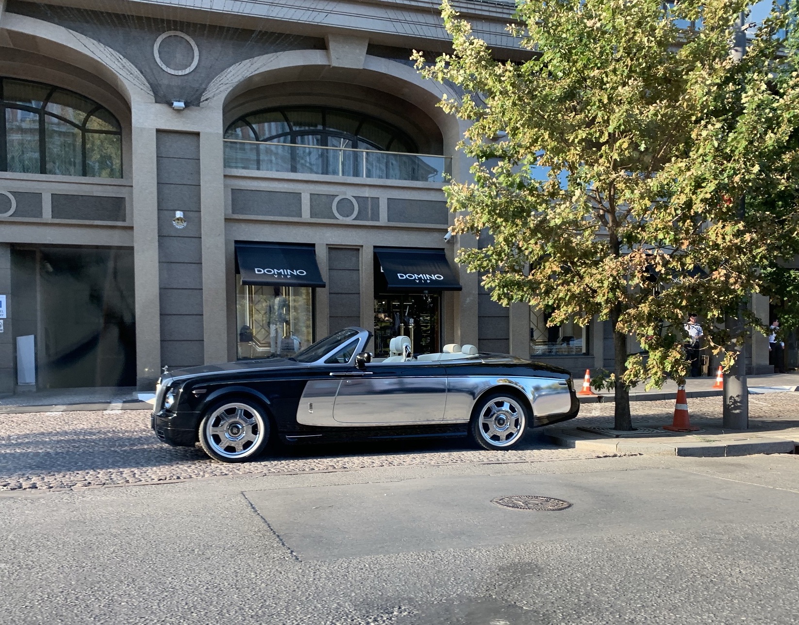 В Киеве заметили невероятный зеркальный кабриолет Rolls-Royce