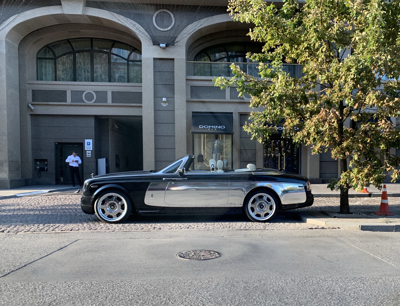 В Киеве заметили невероятный зеркальный кабриолет Rolls-Royce