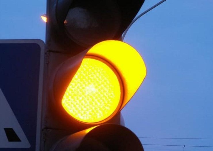 В Украине разрешили проезд на желтый сигнал светофора