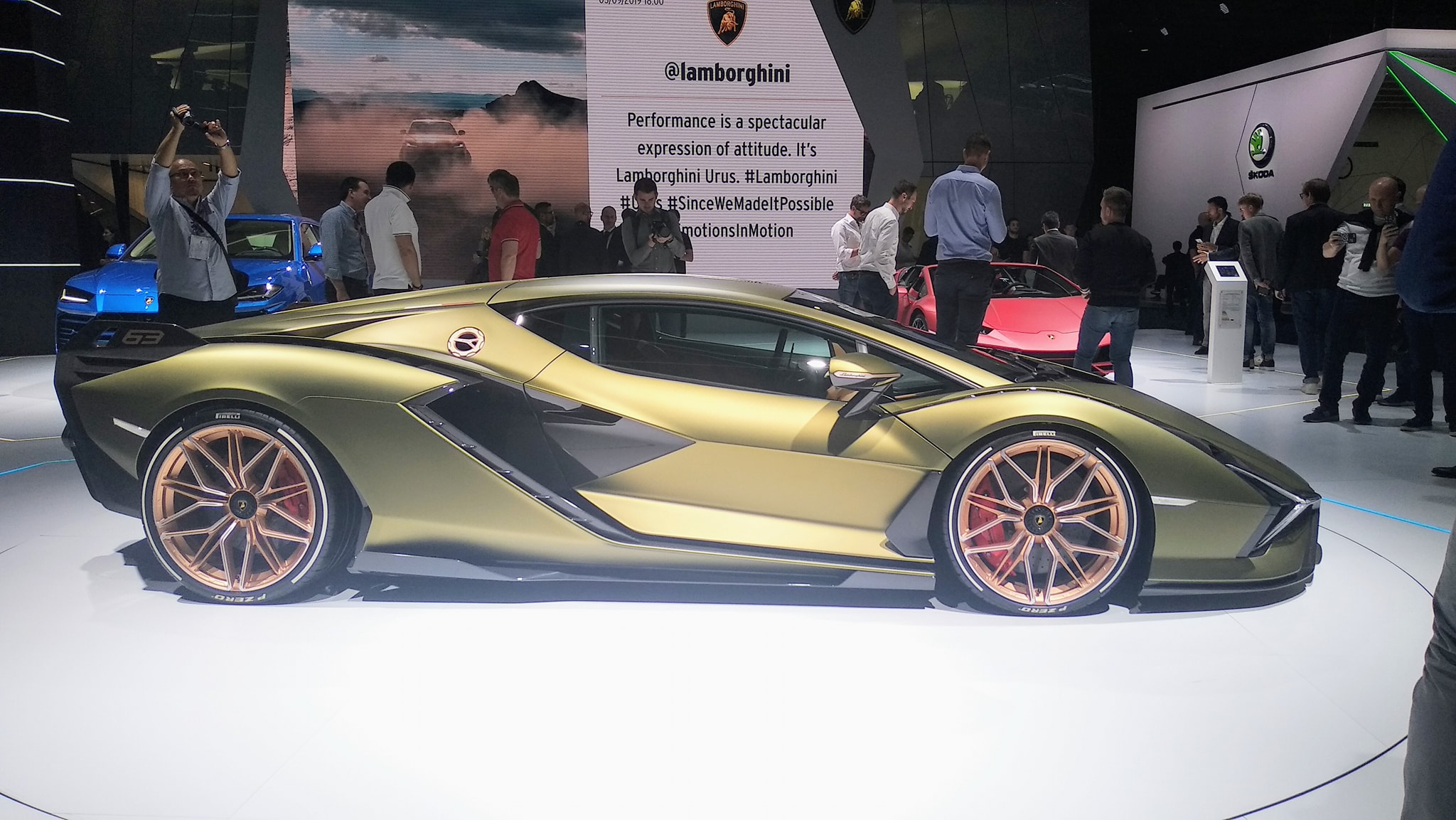 Живые фото и подробности самого быстрого суперкара Lamborghini
