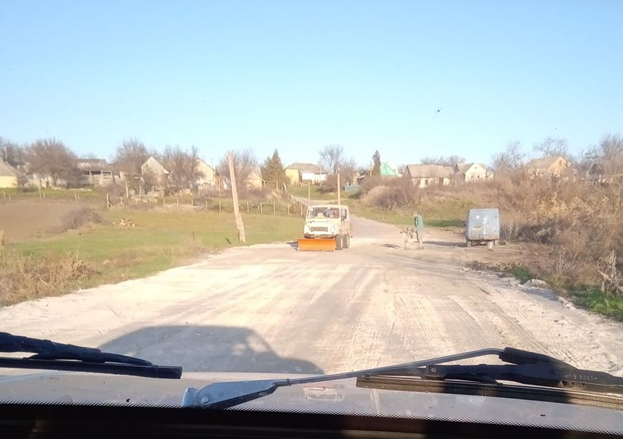Старый ЛуАЗ превратили в бульдозер для ремонта дорог