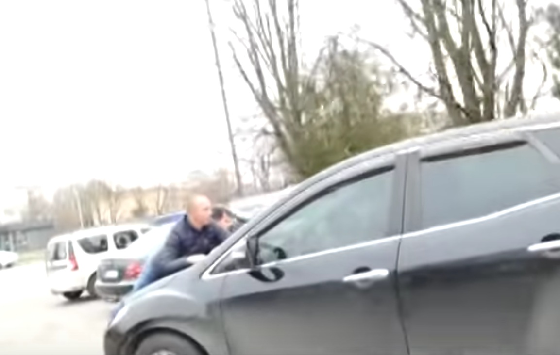 Сельский голова Дударкова на Киевщине посылал журналистов и катал их на капоте (видео)