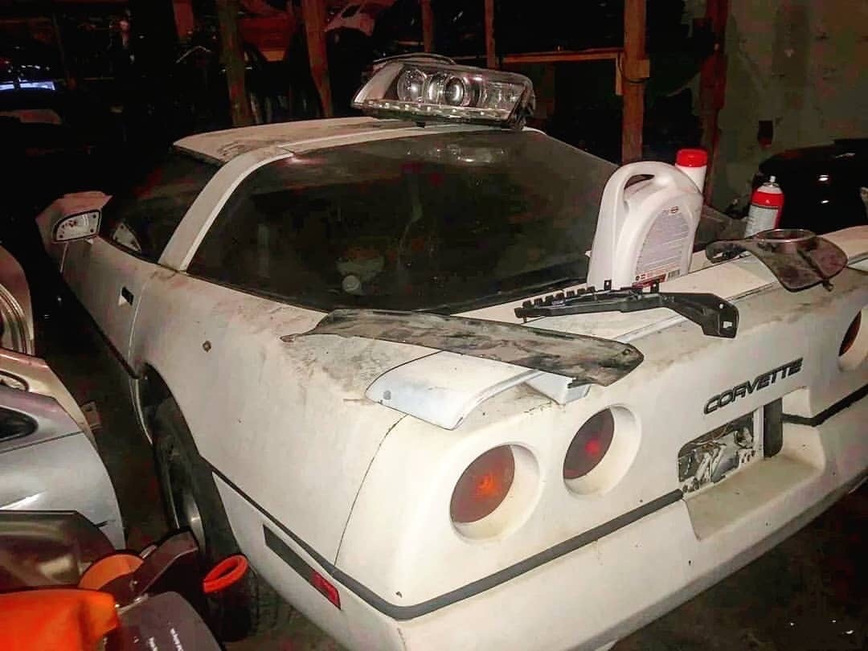 В старом гараже нашли заброшенный Corvette на советской регистрации