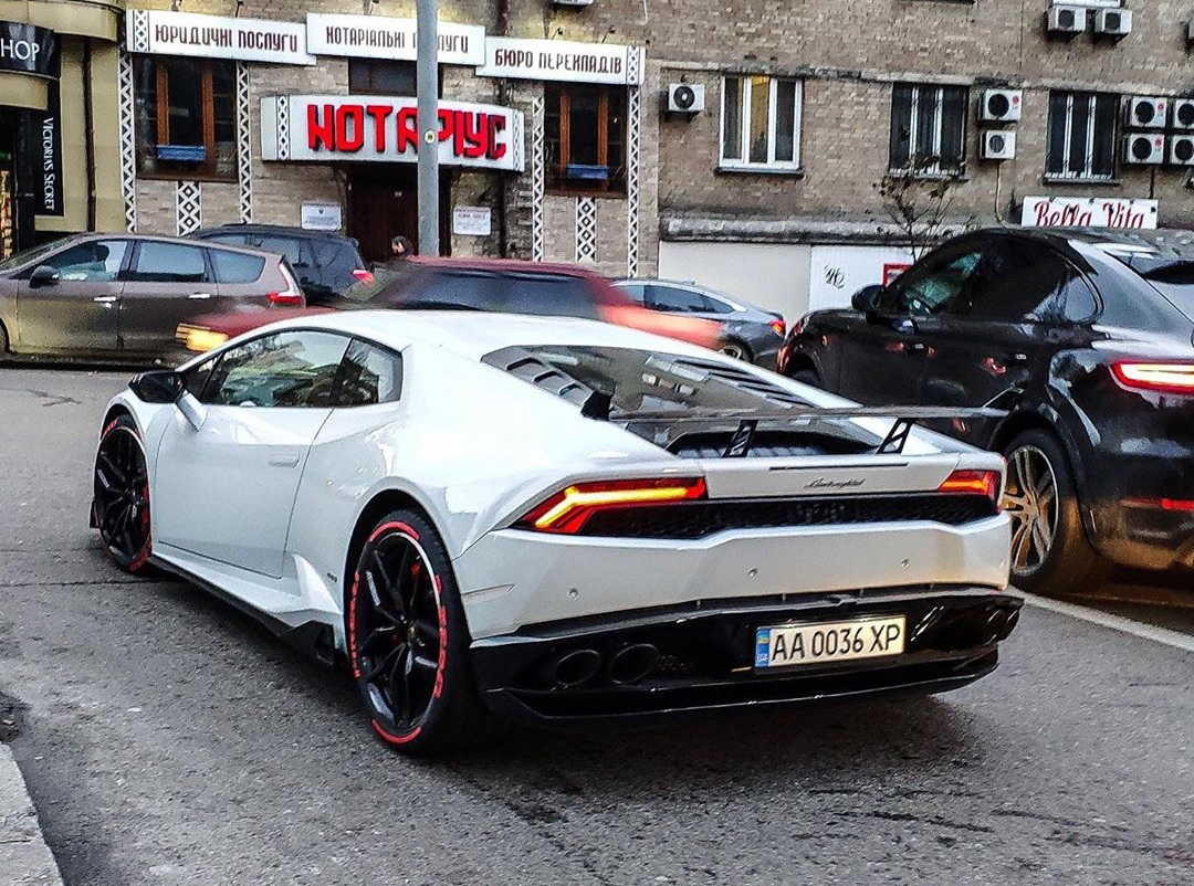 В Украине засняли яркий суперкар Lamborghini с тюнингом
