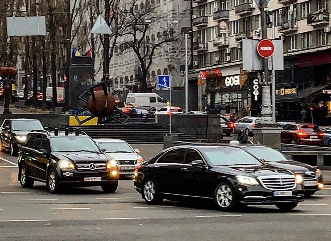 В Киеве засветился новый авто президента с кортежем