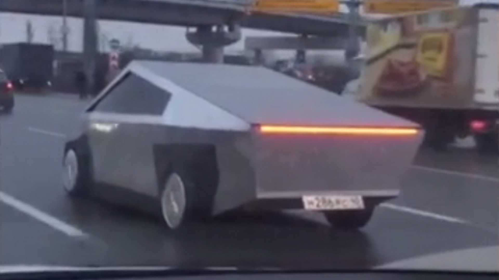 Первый клон Tesla Cybertruck заметили на дороге (видео)