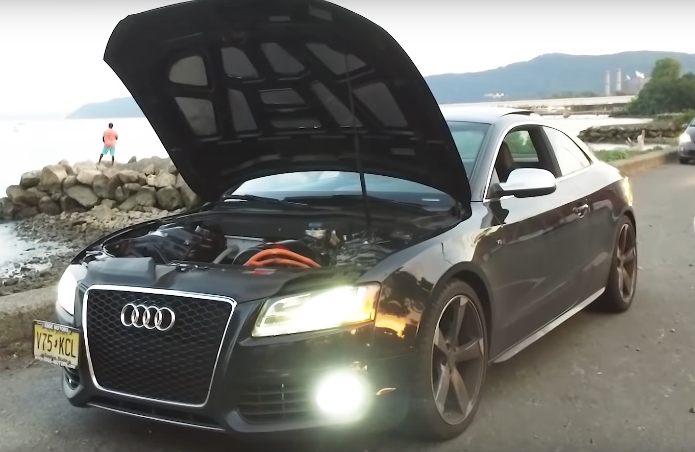 Безумцы скрестили старую Audi и новую Tesla (видео)