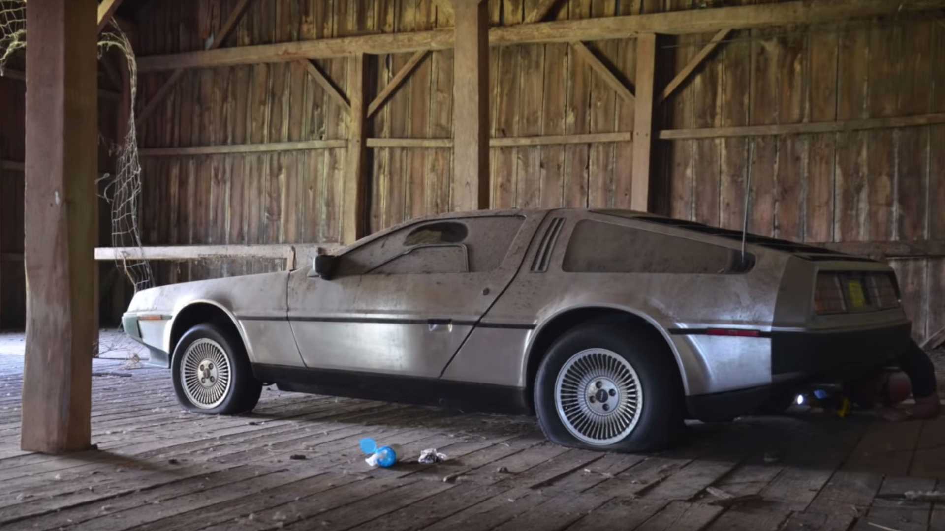 Яркий авто из культового фильма 30 лет простоял заброшенным в сарае
