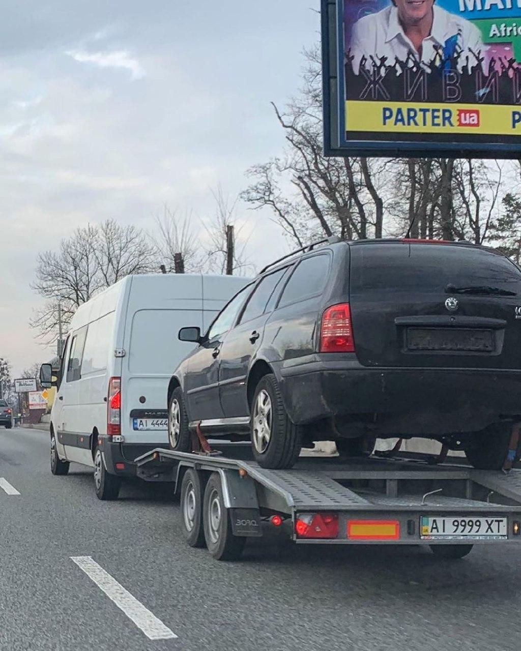 В Украине заметили странный автомобильный тандем с шикарными номерами |  ТопЖыр