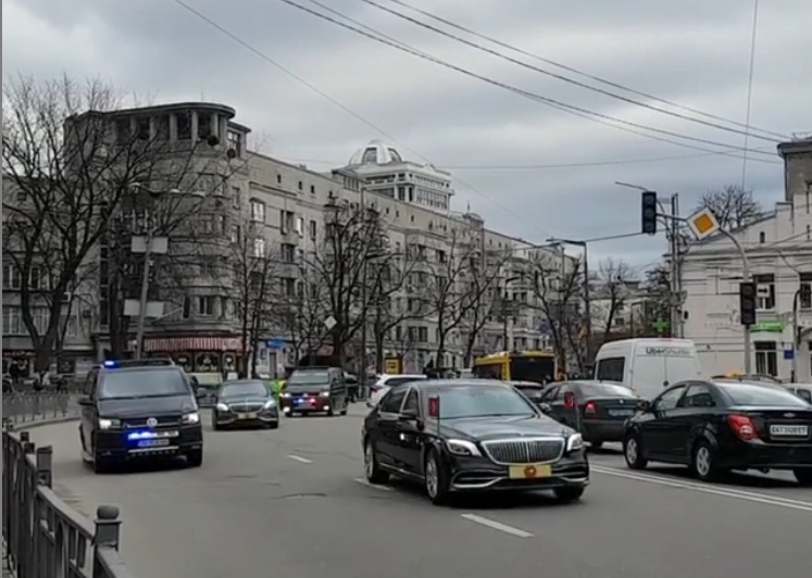 В центре Киева засняли президентский кортеж из двух десятков авто (видео)