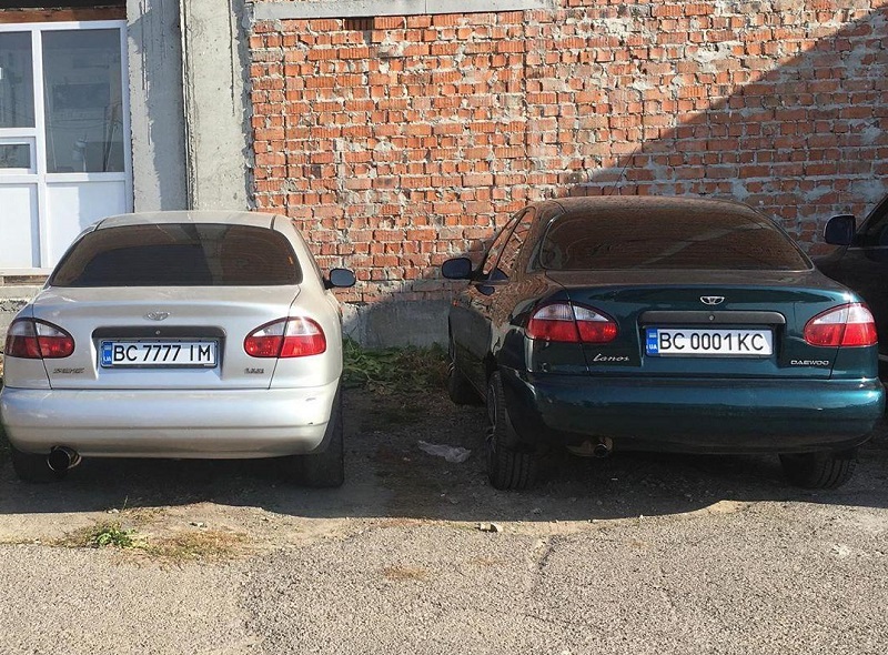 В Украине заметили парочку Ланосов с номерами по цене самих авто