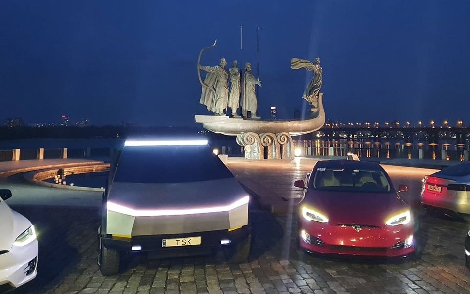 В Киеве снова засветился новый пикап Tesla Cybertruck