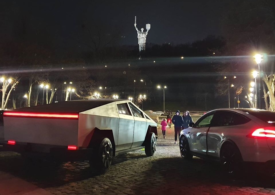 В Киеве снова засветился новый пикап Tesla Cybertruck