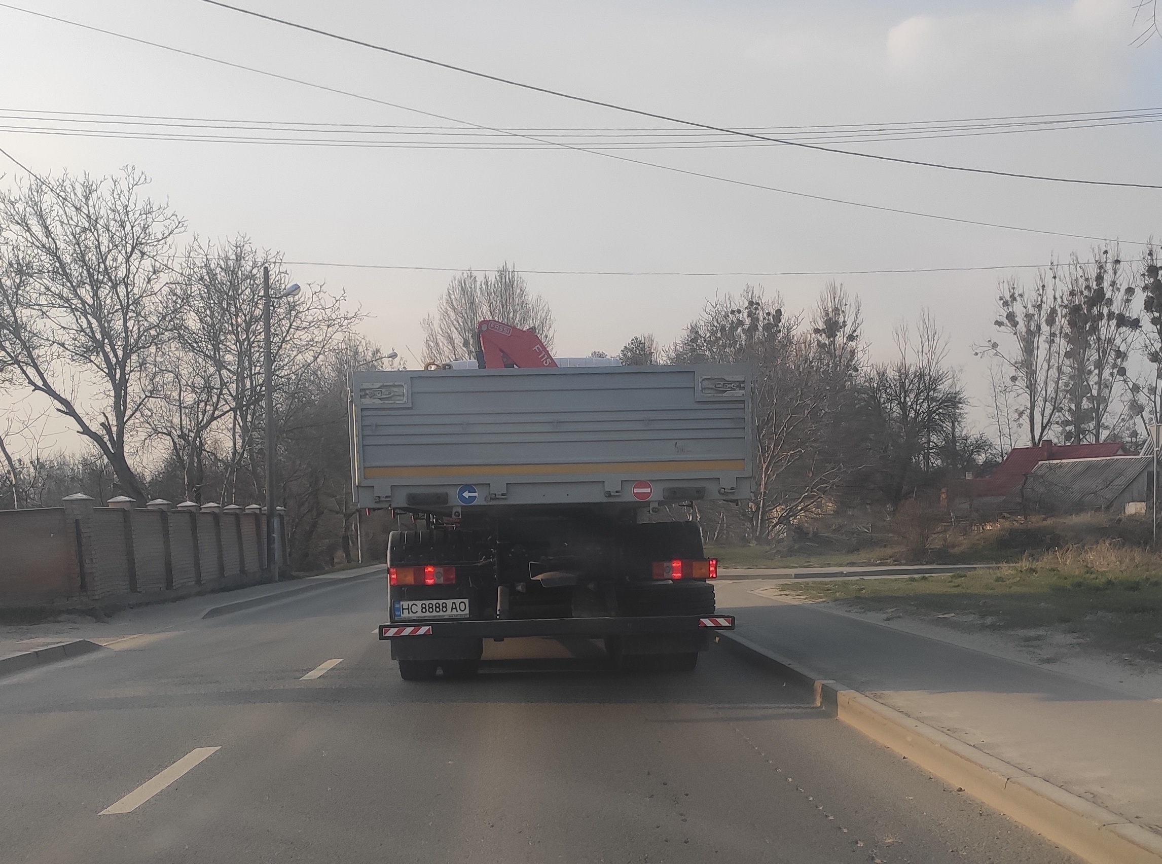 Новость одной картинкой: грузовой МАЗ с крутыми номерами как у суперкара