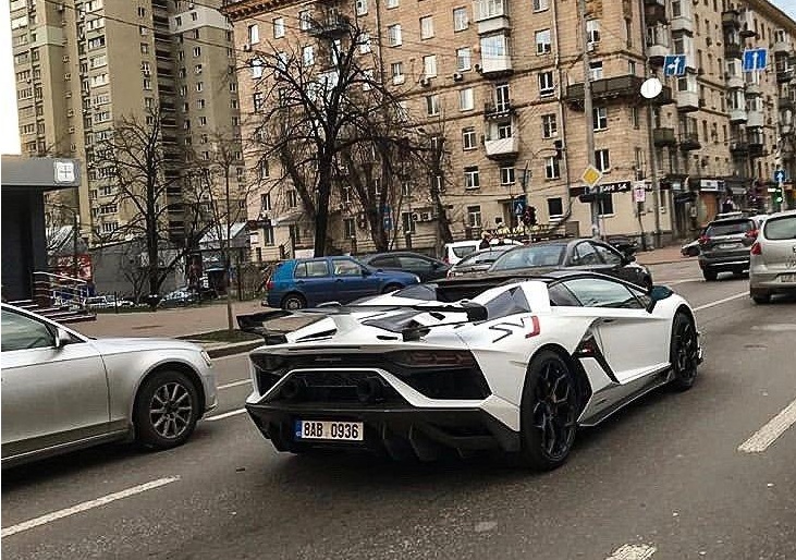 В Киеве засняли яркий лимитированный суперкар Lamborghini