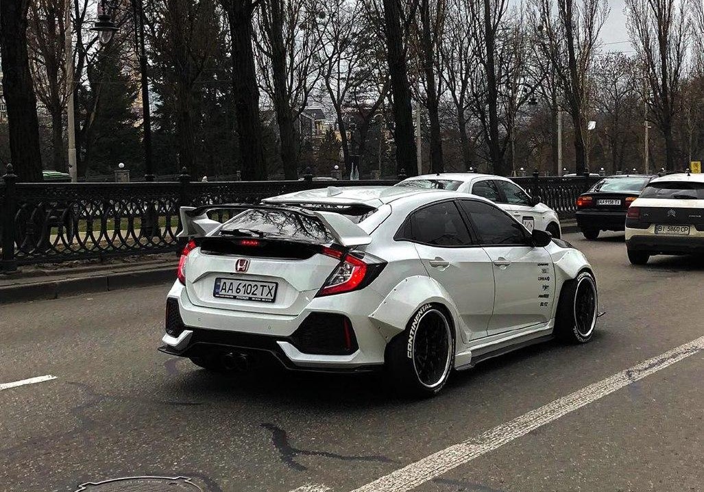 Яркий тюнинг Honda Civic в японском стиле от украинских мастеров