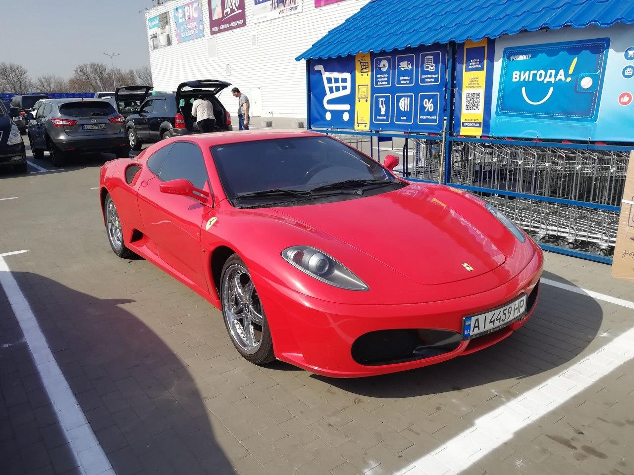 В Киеве заметили очень необычный спорткар Ferrari (фото)