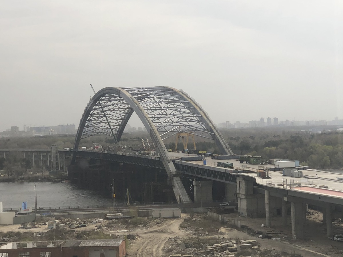 Ураганный ветер сдул строительные леса на многострадальном мосту в Киеве