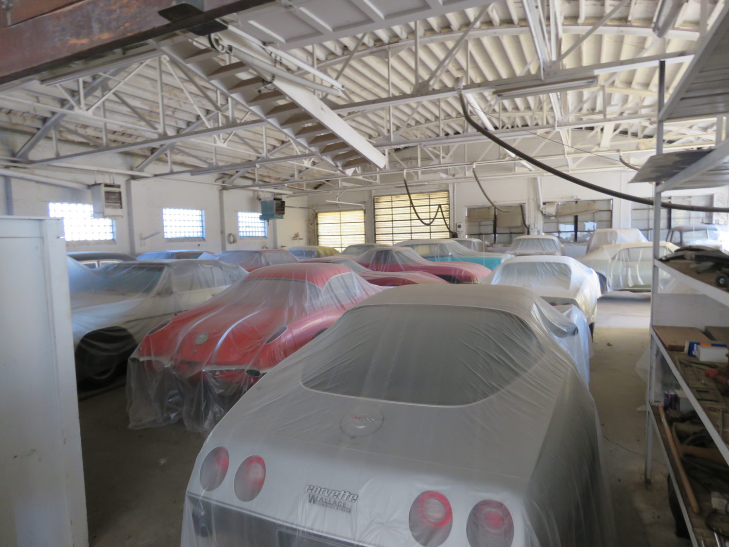 На заброшенном складе нашли свыше сотни редких ретро-авто (видео)