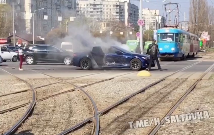 Электромобиль Tesla загорелся после серьезного ДТП в Харькове (видео)