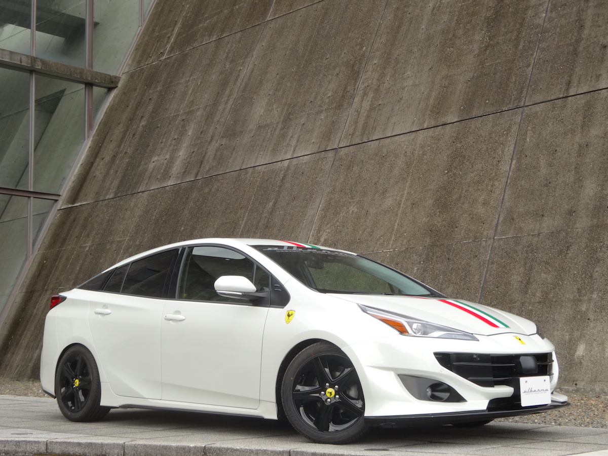 Японцы превратили Toyota Prius в суперкар Феррари 