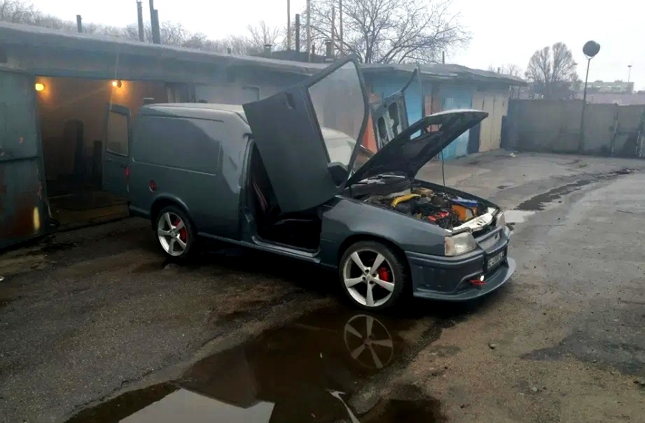 Украинец сделал фургон в духе Lamborghini