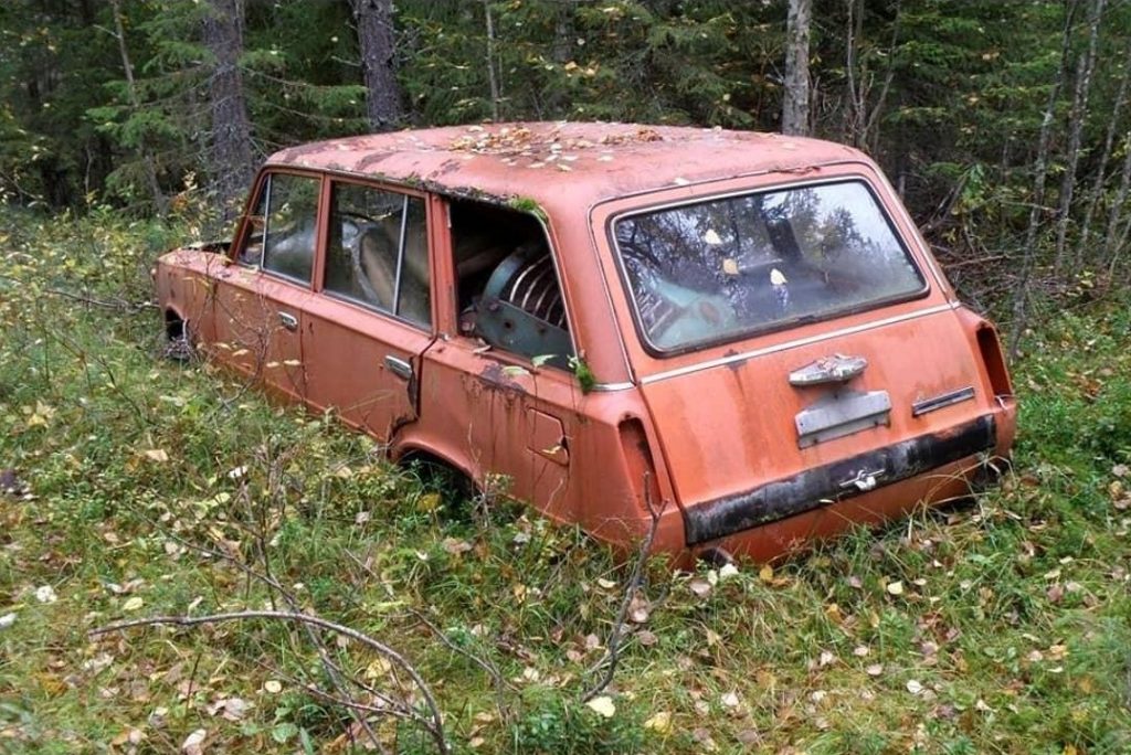 Заброшенные автомобили в лесу