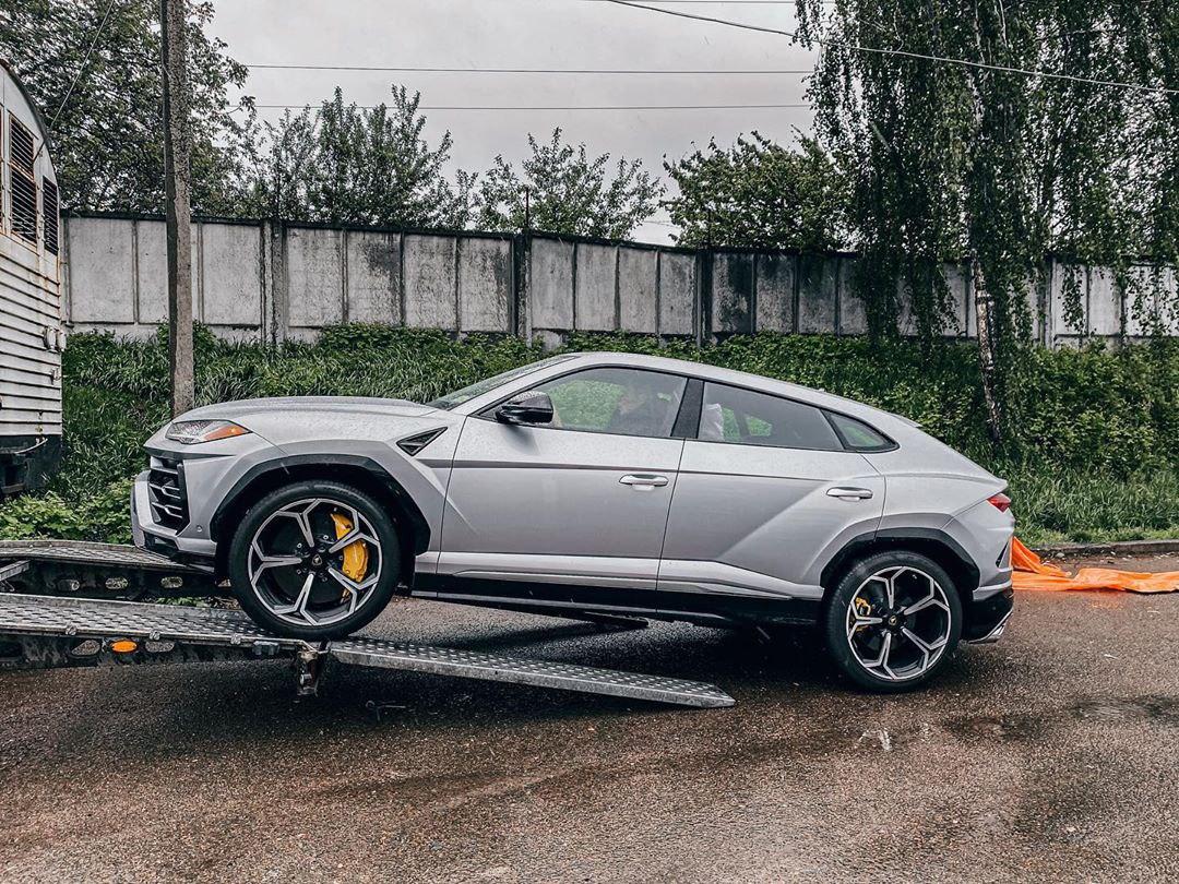 Украинцы пригнали из США битый кроссовер Lamborghini