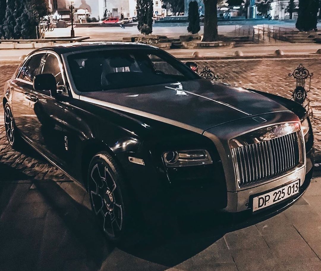 В Украине засняли дипломатов на крутом Rolls-Royce