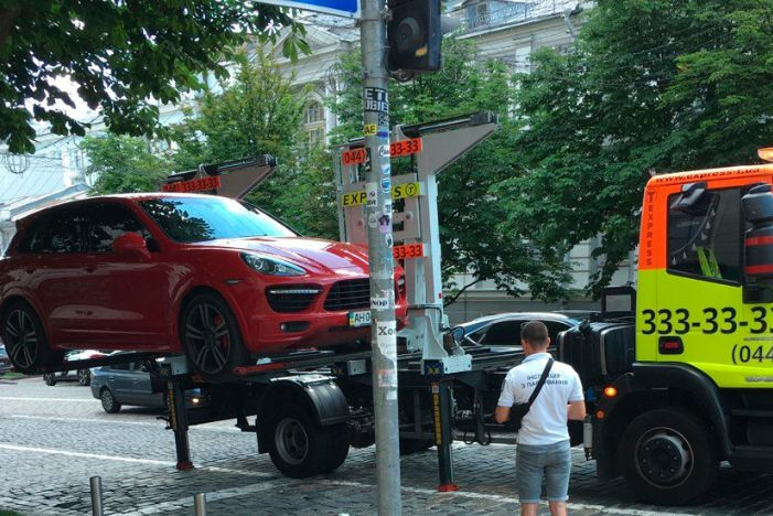 В Киеве активно эвакуируют дорогие элитные авто