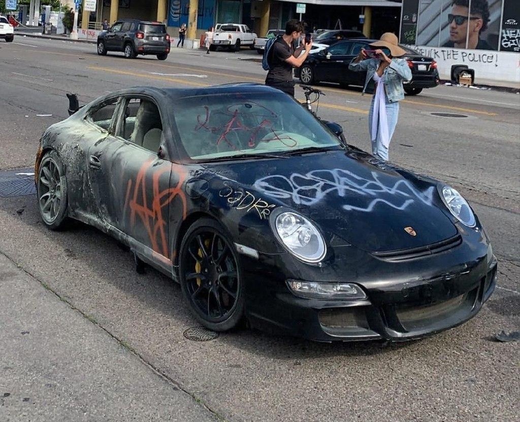 Вандалы изуродовали редкий спорткар Porsche (видео)