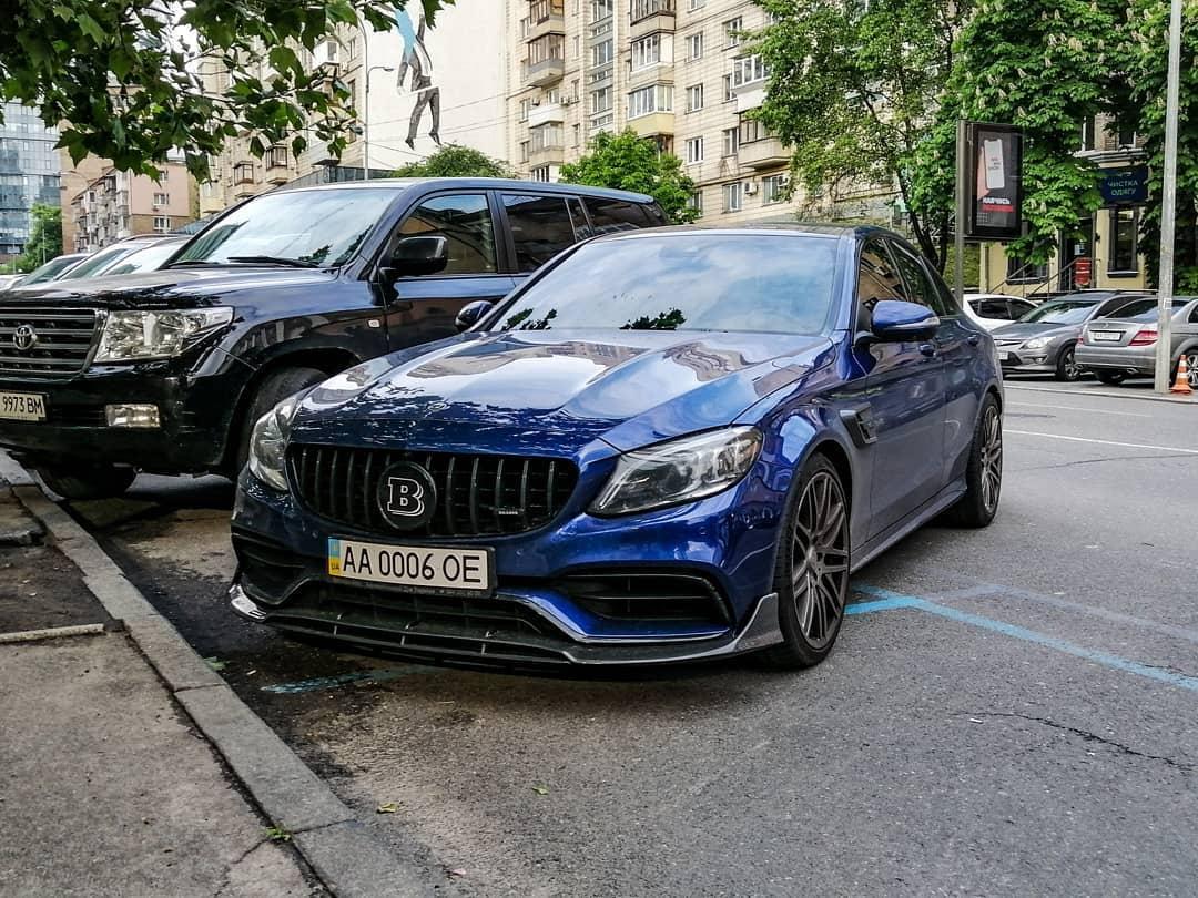 В Украине заметили сверхмощный седан Mercedes Brabus