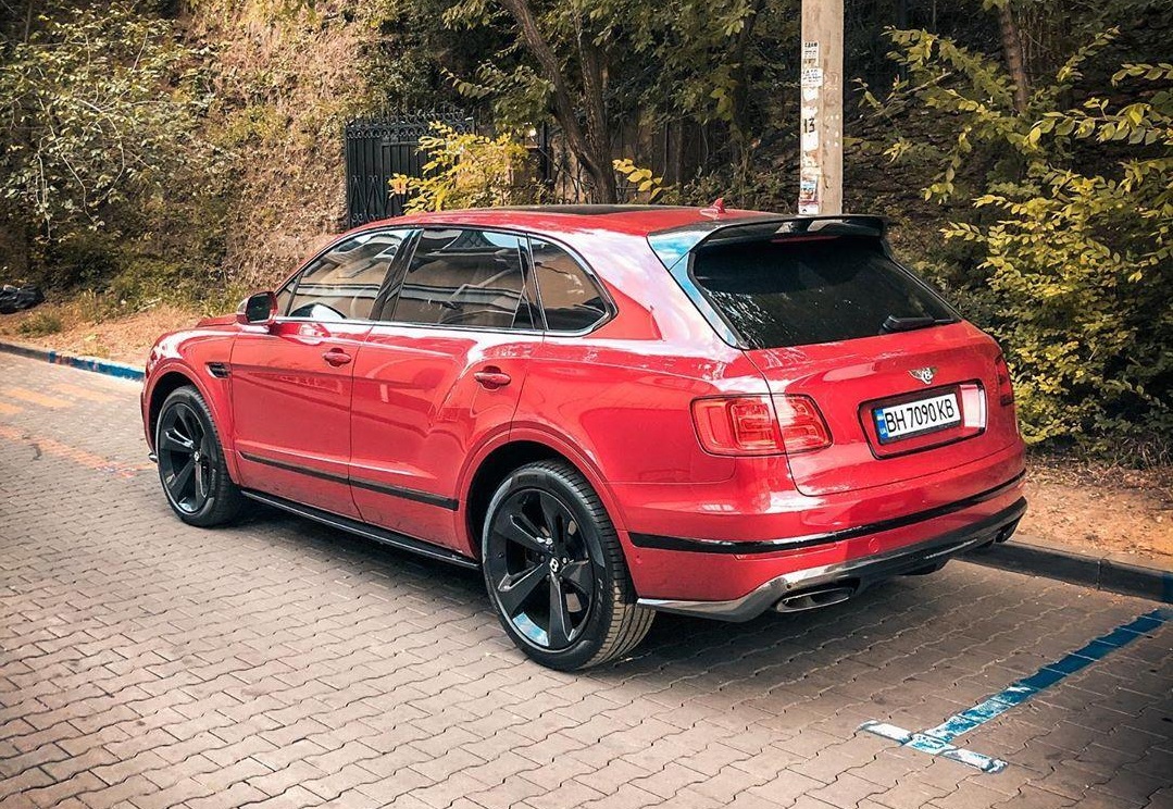 В Украине заметили эксклюзивный внедорожник Bentley