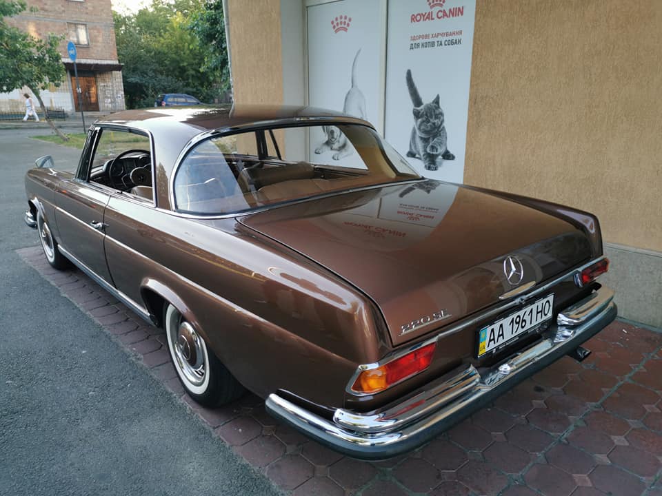 В Киеве заметили 60-летний винтажный Mercedes в идеальном состоянии
