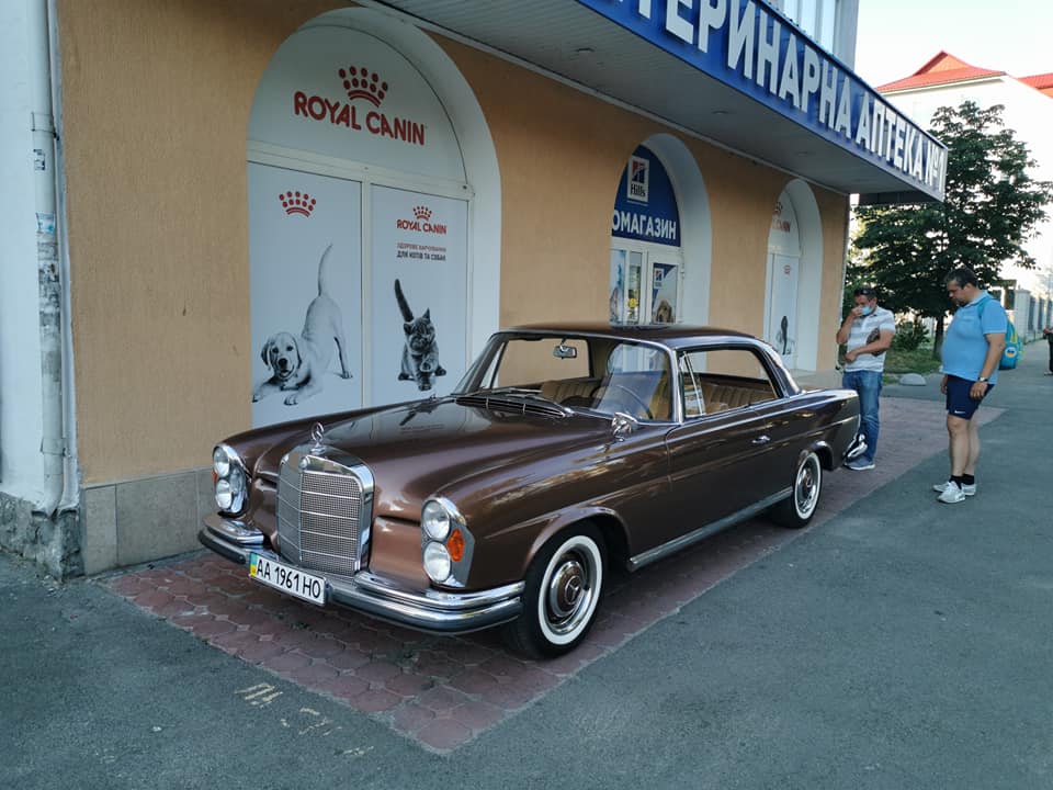 В Киеве заметили 60-летний винтажный Mercedes в идеальном состоянии
