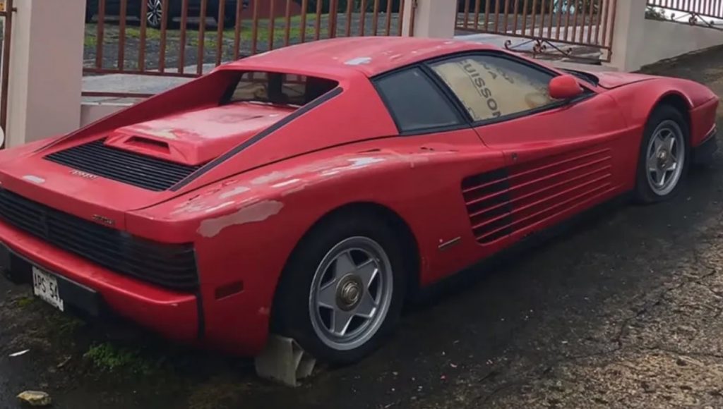 Легендарный суперкар Ferrari почти 20 лет стоит под открытым небом