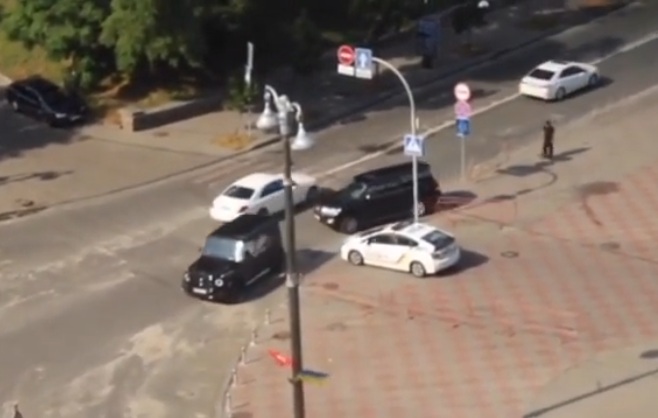 Дорогой кортеж авто нарушил ПДД на глазах у полиции (видео)