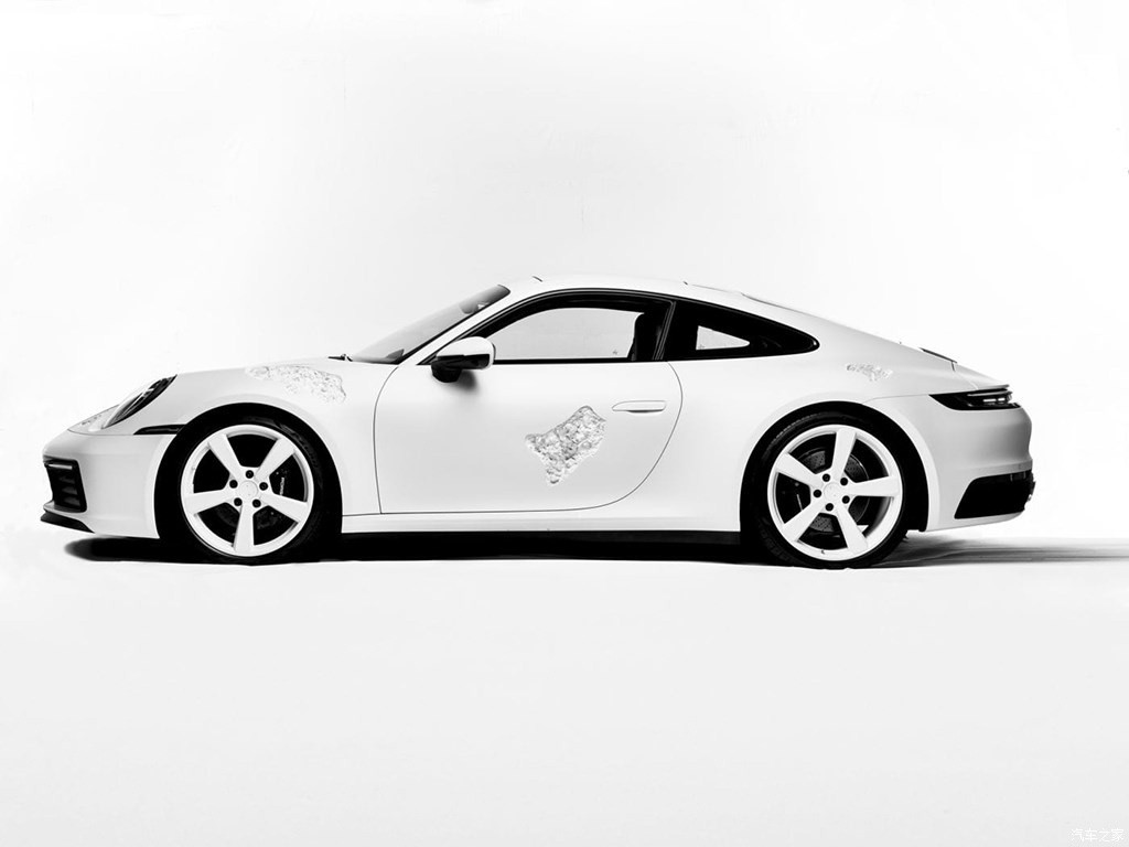 Новый Porsche 911 нарочно повредили ради искусства